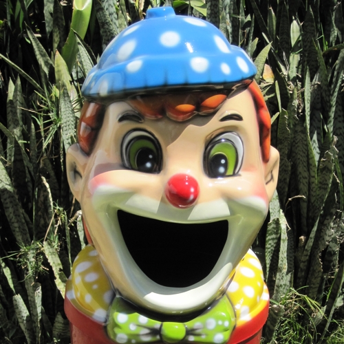 Ejemplo de la cara de un payaso del basurero de fibra de vidrio infanitl de colores