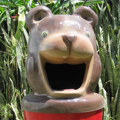 Cabeza de oso para basurero de fibra de vidrio modelo Trash-In de Fiberland