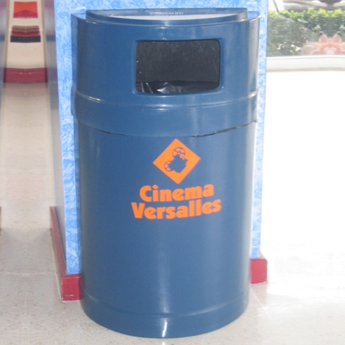 Basurero de fibra de vidrio liso en color azul en un centro comercial en Puerto Vallarta