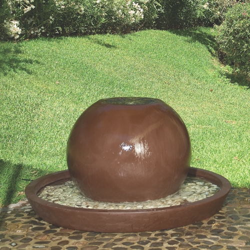Fuente de esfera de fibra de vidrio modelo Alemana en un jardin