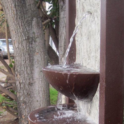 Detalle de los chorros de la fuente Coreana de fibra de vidrio para empotrarse en la pared