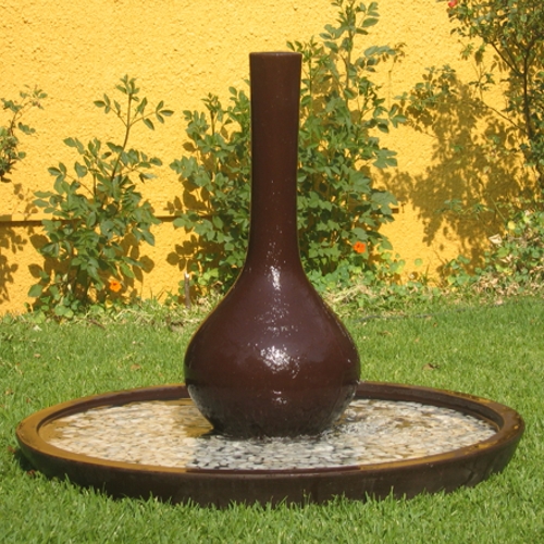 Fuente de fibra de vidrio con un aladino al centro modelo Egipcia en un jardin
