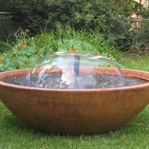 Fuente de fibra de vidrio modelo Española en color oxidado con chorro en forma de hongo o esfera