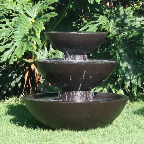 Fuente de fibra de vidrio café obscuro en un jardin con 3 niveles redonda