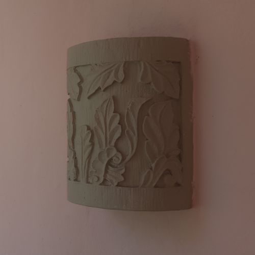 Arbotante o cubre foco para pared con diseño de hojas en fibra de vidrio en un hotel