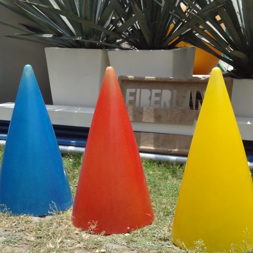 Conos de colores traslucidos de fibra de vidrio ideales para iluminacion de jardines