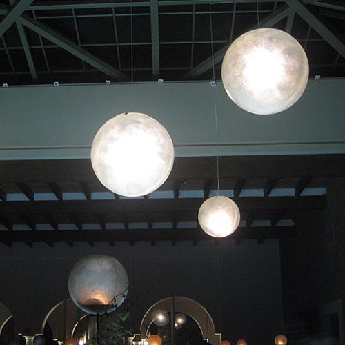 Esferas de fibra de vidrio colgantes de diferentes tamaños que parecen luna}