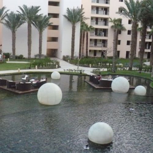 Varias esferas de varios tamaños de fibra de vidrio traslucidas como lamparas en un hotel