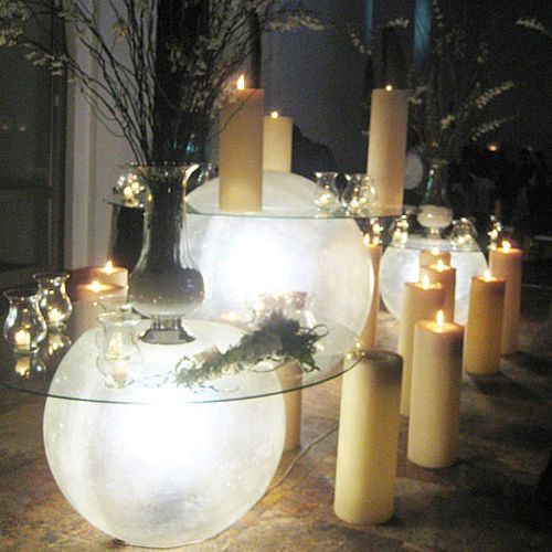 Esfera de fibra de vidrio iluminada como base de mesa en un evento