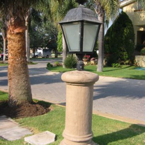 Farol de fibra de vidrio sobre una columna de fibra de vidrio imitacion cantera