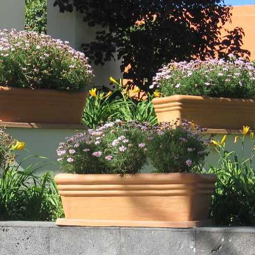 Jardinera de fibra de vidrio imitacion barro o terracotta rectangular en un muro