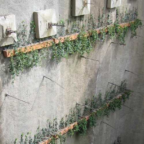 Jardineras de fibra de vidrio colgantes en un muro o talud