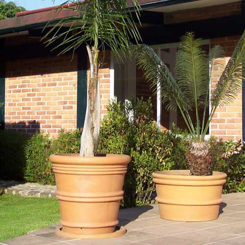 Vaso Italiano y Tina Italiana imitacion barro de Fiberland en una terraza