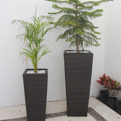 Macetas tejidas modelo Malasia con arbolitos en una terraza