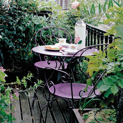 Balcon o terraza con mesa y sillas de exterior 1900