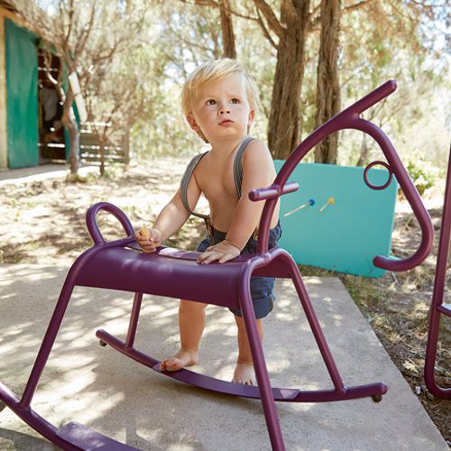 Caballito mecedora para niños modelo Adada de Fermob