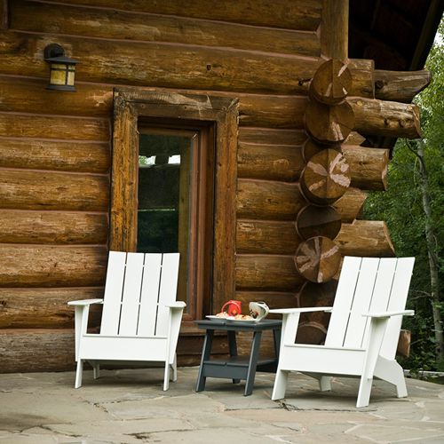 Terraza al exterior con sillones Adirondack de plastico para jardin al aire libre