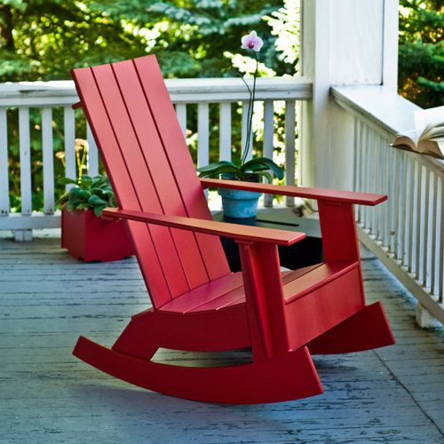 Mecedora Adirondack de Loll Designs en un portico al intemperie