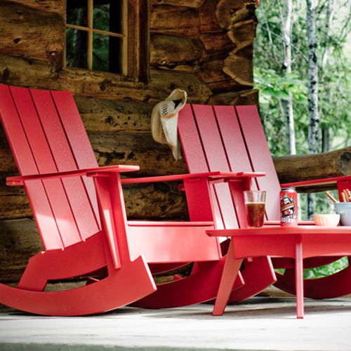 Mecedoras Adirondack rojas en una terraza al exterior