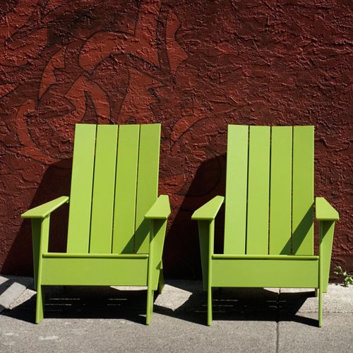 Dos sillones Adirondack de plastico reciclado verdes by Loll Designs