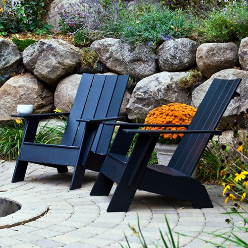 Par de sillones de exterior Adirondack en un patio o terraza de Loll Designs