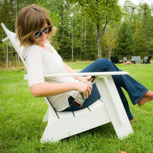 Sillon Adirondack con destapador en el brazo del mueble