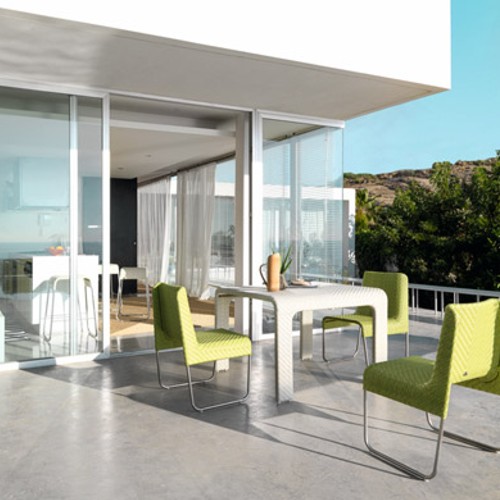 Muebles Air ganadores del premio IIDA de excelencia en 2009 en la categoria de exteriores en una terraza abierta al exterior