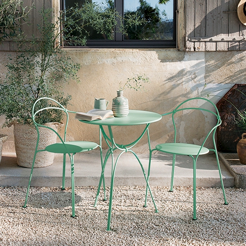 Mesa y sillas Airloop en color Opalo de Fermob