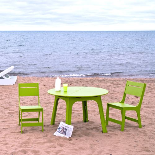 Muebles de exterior en la playa, resistentes a la arena y de colores de la colección Alfresco de Loll Designs