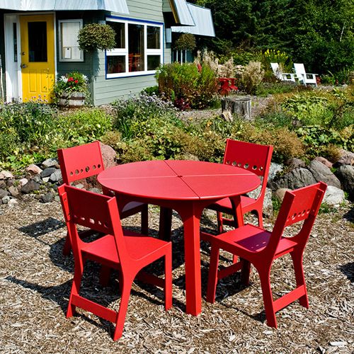 Comedor de jardin Alfresco con cuatro sillas y una mesa redonda de plastico en color rojo by Loll Designs