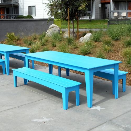 Mesa con bancas de jardin o de exterior en color azul fabricados en HPDE reciclado plastico por Loll Designs en Estados Unido