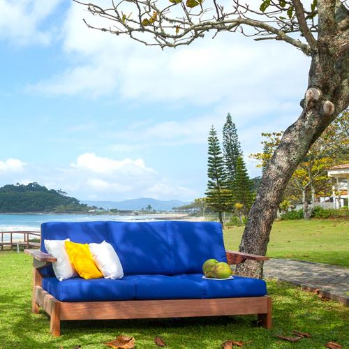 Sillon Alvorada diseño de Carlos Motta para Butzke Brasil es un sillon de madera para jardin o terraza de eucalipto de alta densidad