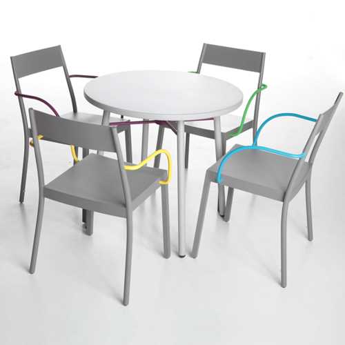 Detalle de comedor de aluminio para exterior con mesa redonda y cuatro sillas apilables con brazos de colores