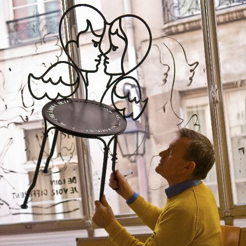 El diseñador Jean Charles de Castelbajac levanta la silla Ange que diseño para Fermob