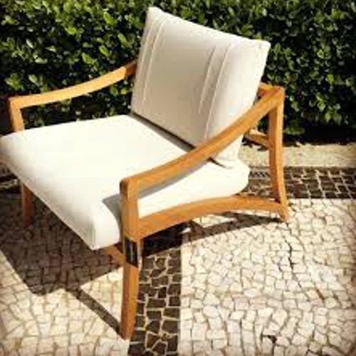 Sillón de madera de Tauari para terraza de la colección Assiria de Butzke