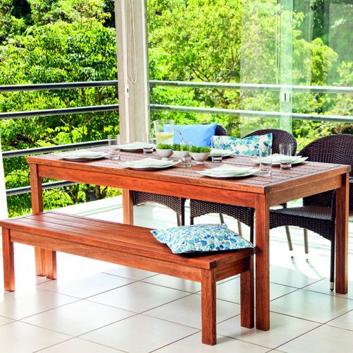 Mesa con bancas de madera para exterior en una terraza al aire libre modelo Atalaia
