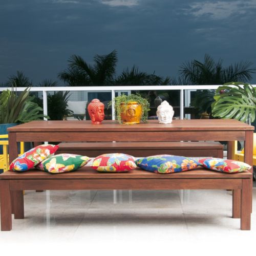 Mesa modelo Atalaia de Butzke de madera de eucalipto para jardin con bancas en vez de sillas