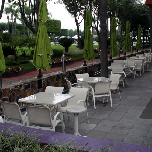 Muebles de exterior en la terraza de un club fabricados de aluminio y con malla textil