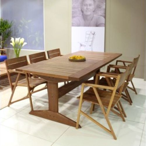 Comedor de madera de exucalipto de la colección Atibaia de Butzke son para jardin pero estan en un interior