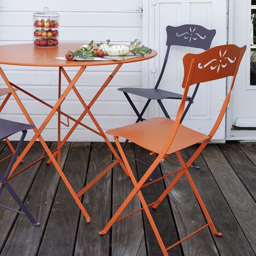 Mesita plegable Bistro Naranja con sillas Bagatelle plegables de Fermob