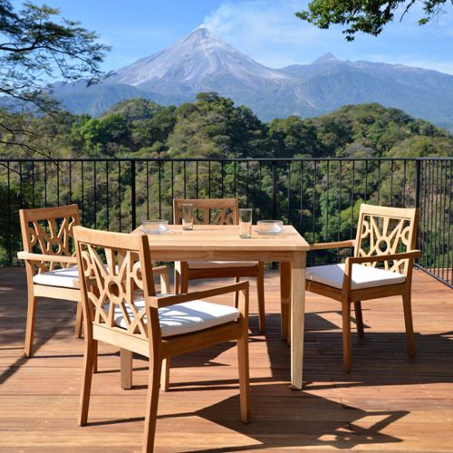 Comedor Barletta de madera teka con sillas y mesa cuadrada en una terraza al exterior