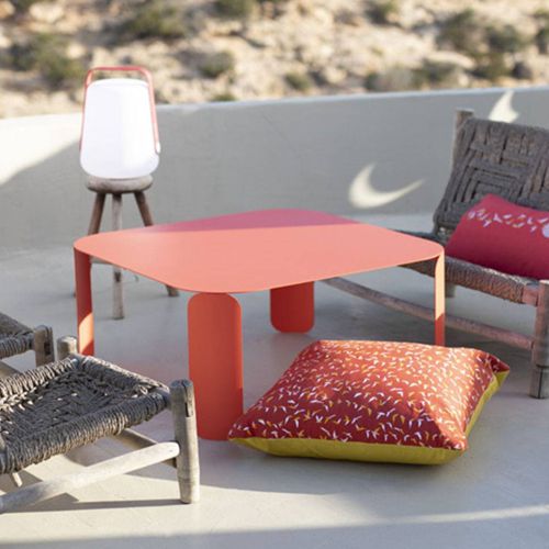 Mesa central cuadrada para terraza en color naranja modelo BEBOP de FERMOB