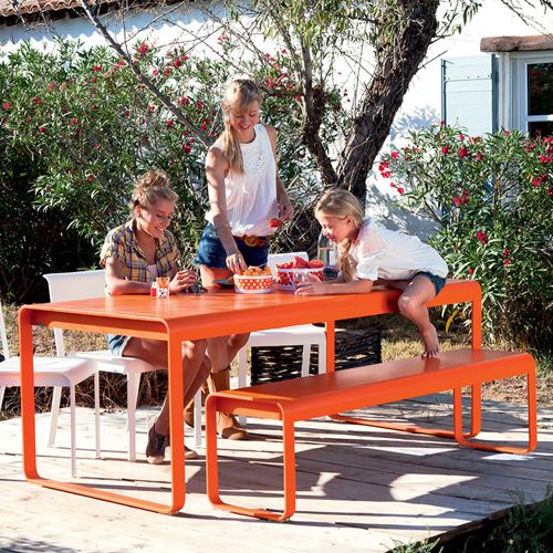 Comedor de exterior terraza o jardin con bancas modelo Bellevie en color naranja