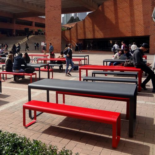 Mesas y bancas Bellevie de exterior en la Universidad Iberoamericana IBERO de color rojo y negro carbon