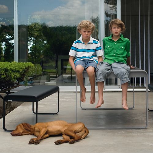 Mesa de aluminio para jardin Bellevie con dos niños y un perro con su banca negra