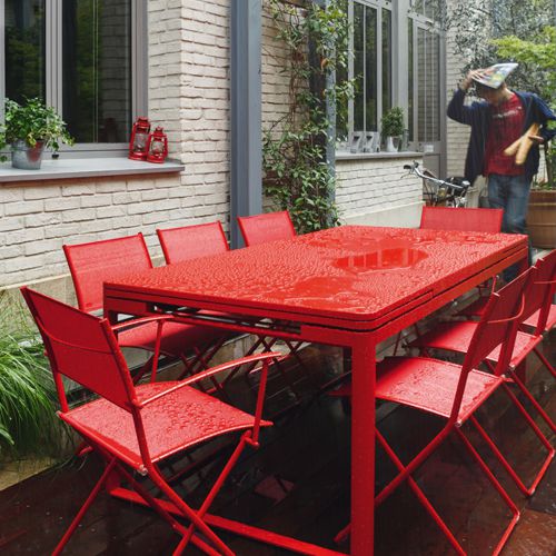 Mesa de exterior en una terraza resiste lluvia y agua modelo Biarritz de Fermob