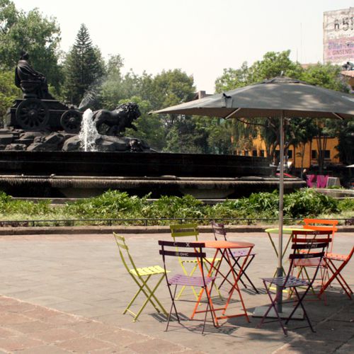 Glorieta Cibeles CDMX con sillas de colores y mesas y sombrillas modelo Bistro de Fermob