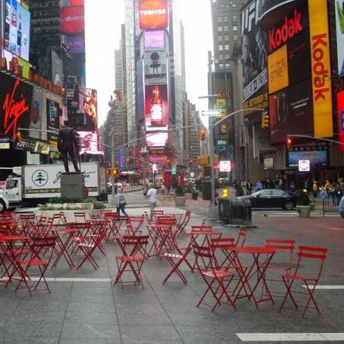 Sillas Bistro de exterior plegables de color rojo en Times Square Nueva York son de Fermob