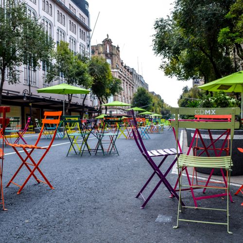 Mesas y sillas plegables de colores en av 20 de noviembre en el zocalo del df proyecto micalle miplaza