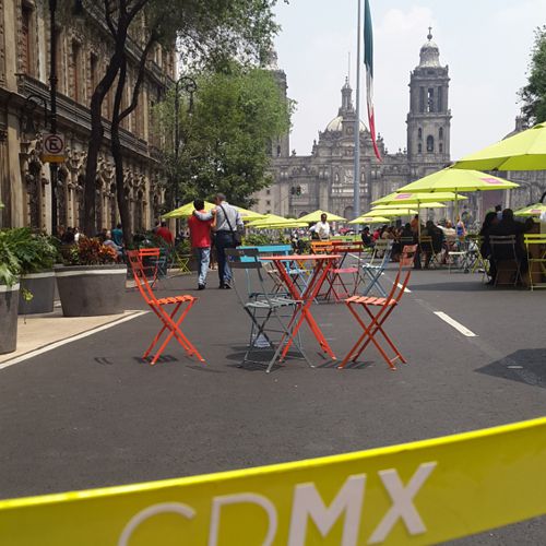 Sillitas de colores con sombrillas frente al zocalo de colores modelo Bistro de Fermob